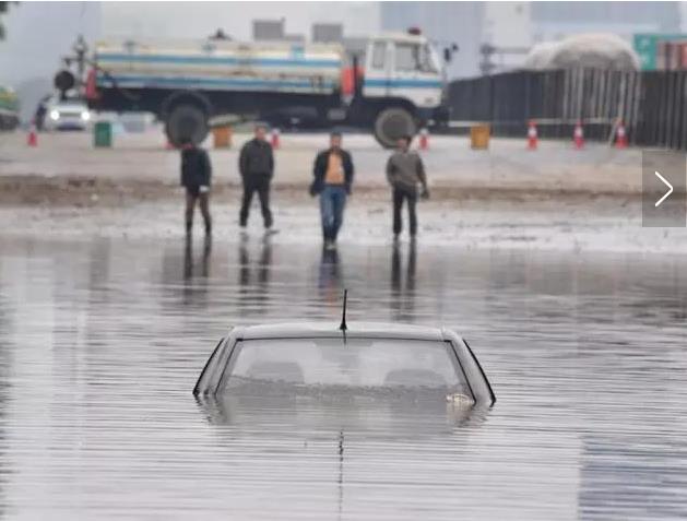 行驶途中突遇大雨车辆需要注意什么?